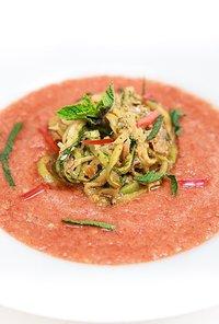 Geeiste gazpacho mit zucchini-nudeln und pesto rosso mit minze