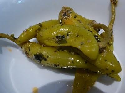 Peperoni in Knoblauch und Kräutern eingelegt