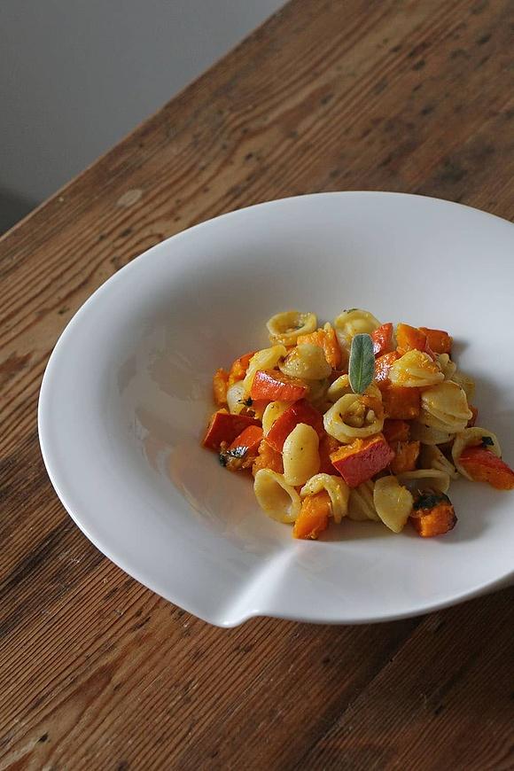 Orecchiette mit kürbis, haselnüssen und salbei