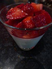 Vegane Kokos ~ Rosenwasser ~ Panna Cotta mit Erdbeeren