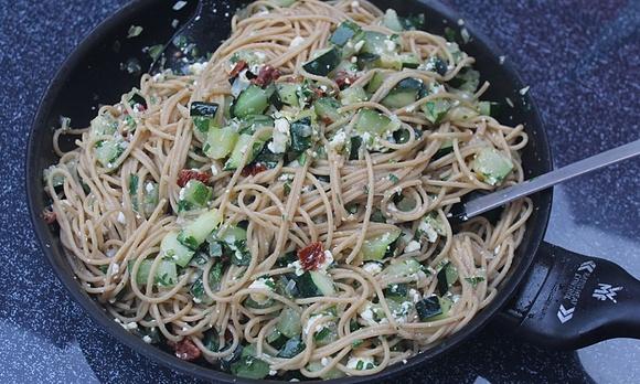 Spaghetti mit Zucchini und Zitrone