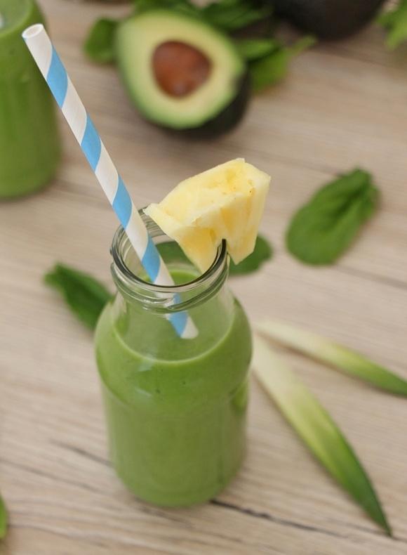 Green smoothie mit ananas und avocado