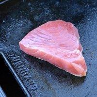 Amalfi-zitronen-carpaccio mit gegrilltem thunfisch & artischocken