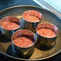Halbgebratenes thunfisch-tatar mit wasabi-mayo & edamame zu einem pflaumen sake mit 9 botanicals