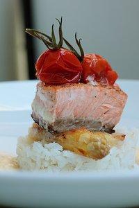 Gebratener lachs mit karamellisiertem spargel, confierten tomaten und zitronen-sabayon
