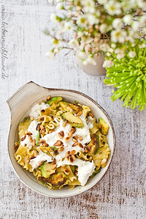 Gebratene avocado mit nudeln und burrata