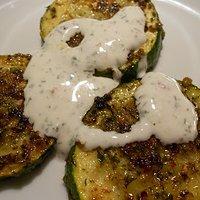 Gebratene Zucchini mit Sauerrahm-Quark-Dip