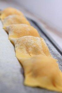Kürbis-Ravioli mit Pinienkern-Butter auf gedünstetem Lauch
