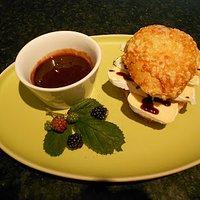 Camembertburger mit Brombeerketchup