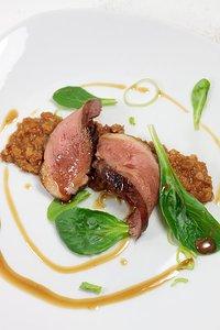 Glasierte Entenbrust auf lauwarmen Linsensalat