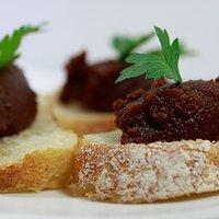 Karotten-Ingwer-Tapenade auf geröstetem Ciabatta