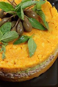 Causa rellena mit krabbenfleisch und avocado