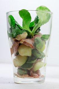 Entenbrust mit feldsalatmousse, apfel und wasabinüssen