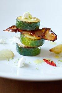 Mariniertes zucchini-türmchen mit ziegenkäse und bacon
