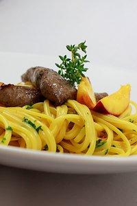 Linguine mit safran-mandel-sauce, lammfilets und karamellisierten nektarinen