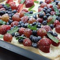 Kuchen vom Blech mit Sommerbeeren