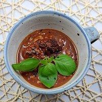 Tomaten-Schokoladensuppe mit Rosinen und Basilikum