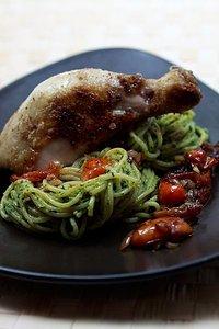 Spaghetti mit Thai-Basilikum-Pesto und Tomaten-Kompott
