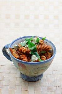 Fusilli pomodoro mit oliven, pancetta und getrockneten tomaten