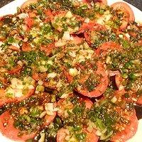Tomatensalat mit Wildkräuterdressing