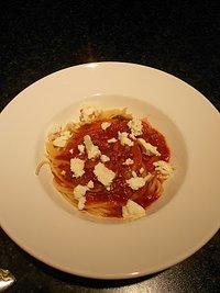 Spaghetti mit leichter Tomatensauce & Hirtenkäsebröseln