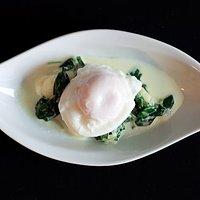 Gnocchi auf jungem Spinat mit pochiertem Ei