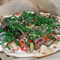 Flammkuchen mit gebratenem Gemüse und Kalbsfiletstreifen