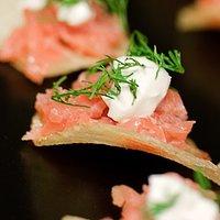 Lachstartar auf Kartoffelchips mit Wasabi-Crème