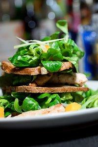 Feldsalat-Türmchen mit Mango und Hühnchenbruststreifen