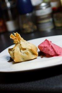Nougat-Strudel mit Kirscheis und Mandel-Milch