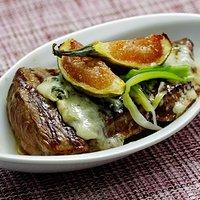 Steak vom argentinischen hochlandrind mit roquefort und feigen