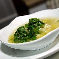 Klare lauch-sellerie suppe mit edamer