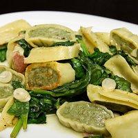 Spinat-Maultaschen mit Pancetta und Mandeln