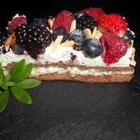 Waldmeister ~ Torte mit Beerenhaube