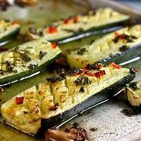 Gegrillte zucchini mit kräuterquark und ziegenkäse