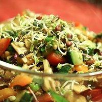 Bunter Tomatensalat mit Sprossen