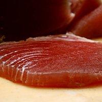 Mango-Papaya-Salat mit Tunfisch-Tatar und Koriander