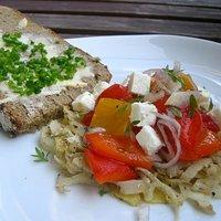 Lauwarmer paprika salat auf gedünstetem sherry-fenchel