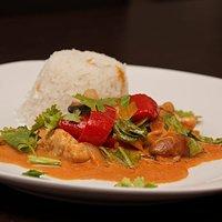 Rotes thai-curry mit pac choi