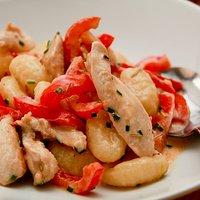 Gnocchi mit Hühnchen und rosa Beeren