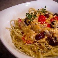 Spaghetti mit karamelisierten Tomaten und Sesam