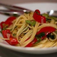 Schnelle spaghetti mit paprika und basilikum