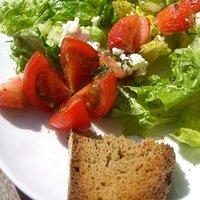 Grüner Schafskäse-Erdbeer-Salat mit Feigensenf