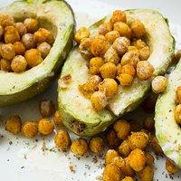 Geröstete Kichererbsen in Avocados