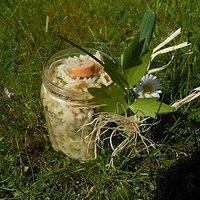Reisalat mit Käse, Wienerwürstchen & Kräutern im Glas