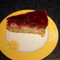 Käse ~ Sahne ~ Torte mit rotem Beerenhütchen