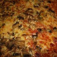 Pizza Funghi mit käsigem Hefeteig