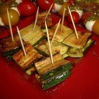 Zucchini ~ Häppchen mit Mozzarella, Tomate & Rucolapesto