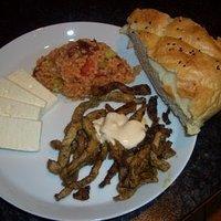 Pfannengyros mit Bulgursalat, Schafkäse, Fladenbrot & Knobisauce