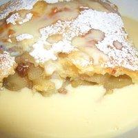 Selbstgemachter Apfelstrudel mit Vanillensauce